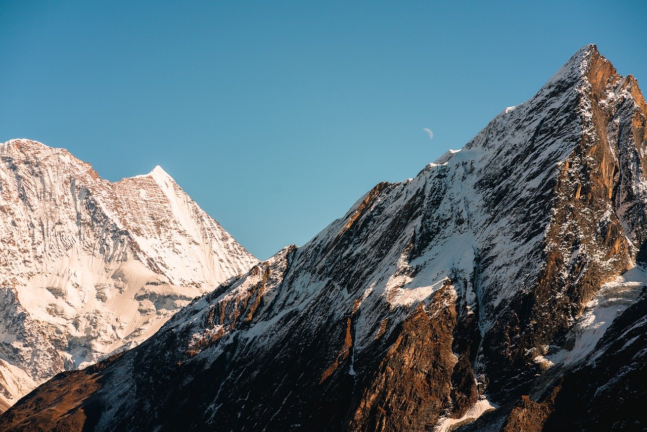 découvrez les conseils essentiels pour débuter la randonnée en montagne en toute sécurité et profiter pleinement de vos aventures en plein air.